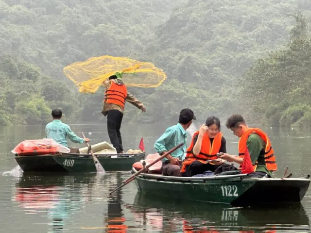 Fish survey by boat in Trang An